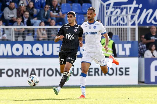 小卡缺阵哈登末节超神 快船力克独行侠追至2-2